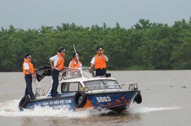 Cảnh sát biển giúp dân bám biển